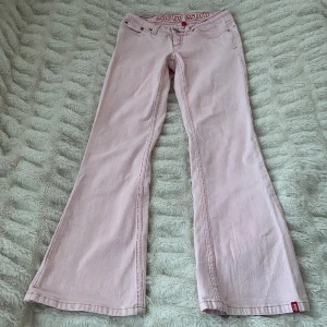 rosa lågmidjade bootcut jeans - supersnygga och trendiga lågmidjade rosa jeans!! säljer då de tyvärr inte passar mig i storleken, därför har jag inte bild med de på tyvärr❤️priset går att diskutera!