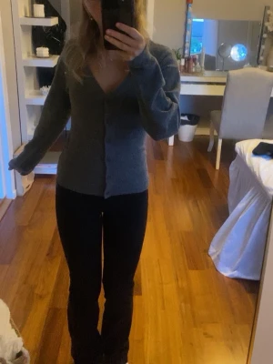 Kostymbyxor från bikbok - Säljer svarta kostymbyxor från Bikbok i storlek 34, säljer för att dom har blivit för små. Dom är i nyskick. 