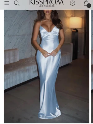 Ljusblå balklänning från Kissprom - Säljer denna jättesnygga ljusblå balklänning från kissprom. Den har satintyg och passar perfekt till bal. Säljer då den inte passade mig, skriv om ni undrar något eller vill ha flera bilder på den! Den är i storlek 00, skulle säga att den motsvarar xxs-xs. 