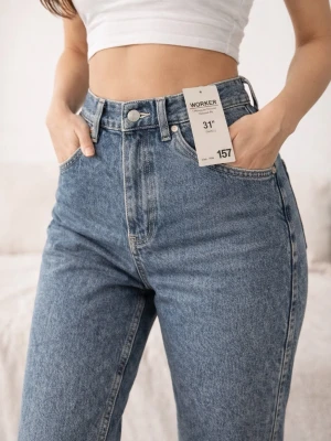 Worker raka jeans i blå denim - Säljer ett par raka blå jeans från Worker med hög midja och klassisk femficksdesign. Jeansen har stora bakfickor och extra fickor på sidan för en cool utility-look. Perfekta för dig som gillar en avslappnad och trendig stil.