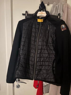 Parajumper cardigan  - Säljer den eftersom den knappast kommer till någon användning. Köpt på kidsbrandstore. 