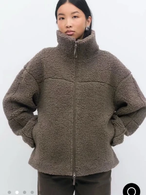 Brun teddyjacka med hög krage - Är i storlek xxs men sitter mer som en xs!💕Jättebraskick!! Mysig brun teddyjacka med hög krage och hel dragkedja framtill. Jackan har en avslappnad passform och är tillverkad i fluffigt teddy-material som håller dig varm. Perfekt för kalla dagar och enkel att matcha med olika outfits. 