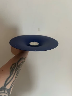 2 st mörkblå väggmonterade tealight-hållare – modern design för vägg - Två stilrena ljusfat i matt blå färg med rund, skålformad design. Perfekta för värmeljus och ger ett coolt, minimalistiskt intryck i rummet. Passar bra som dekoration på bord eller hylla.