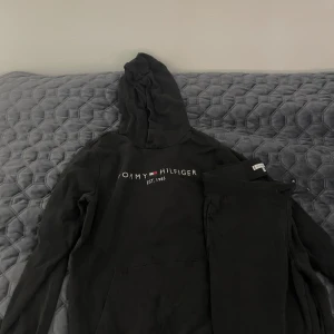 Tommy Hilfiger hoodie - Säljer min dress då den inte kommer till användning längre. Storlek S. Pris kan diskuteras.