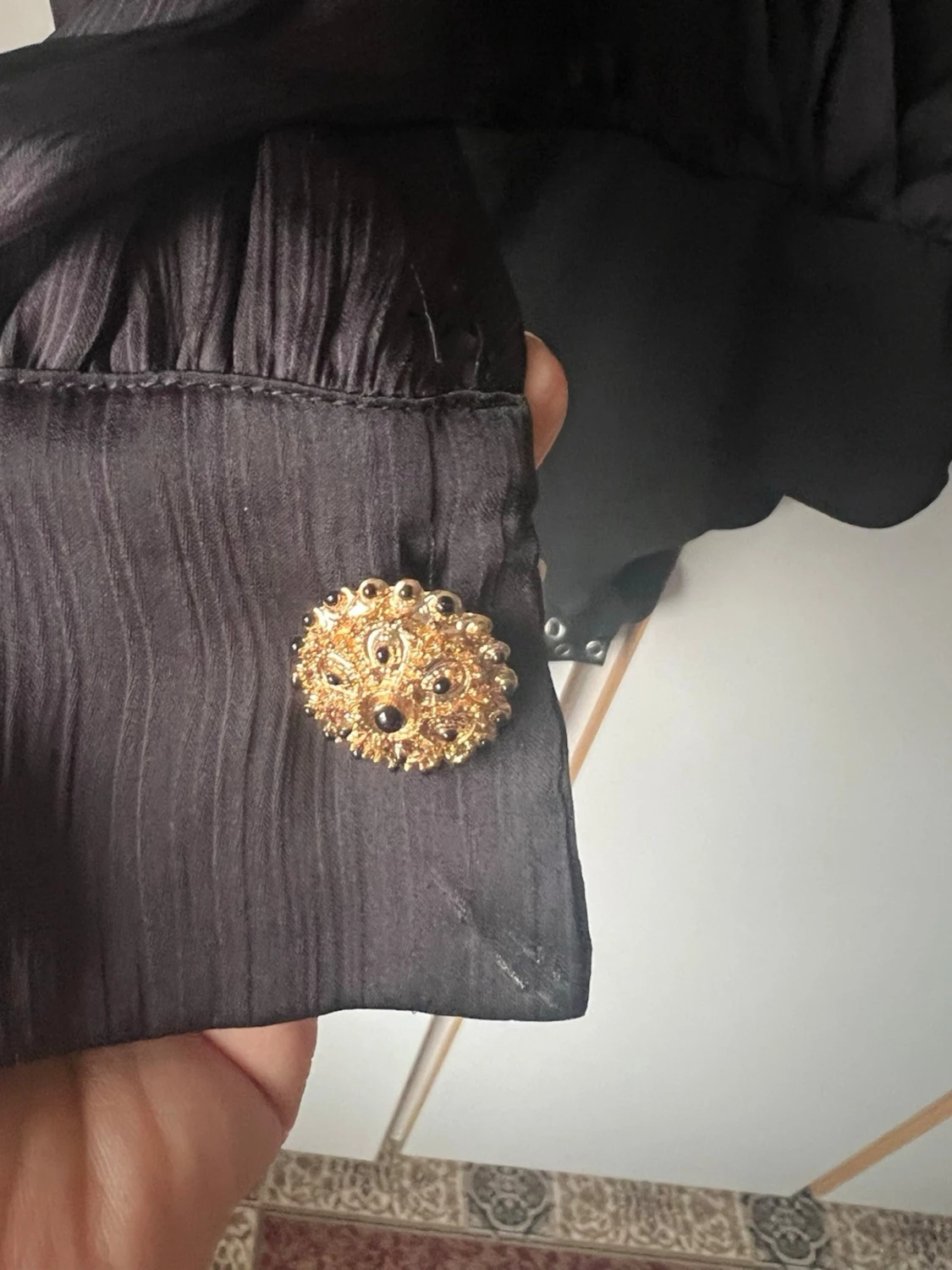 Svart body med omlott och långa ärmar - 1