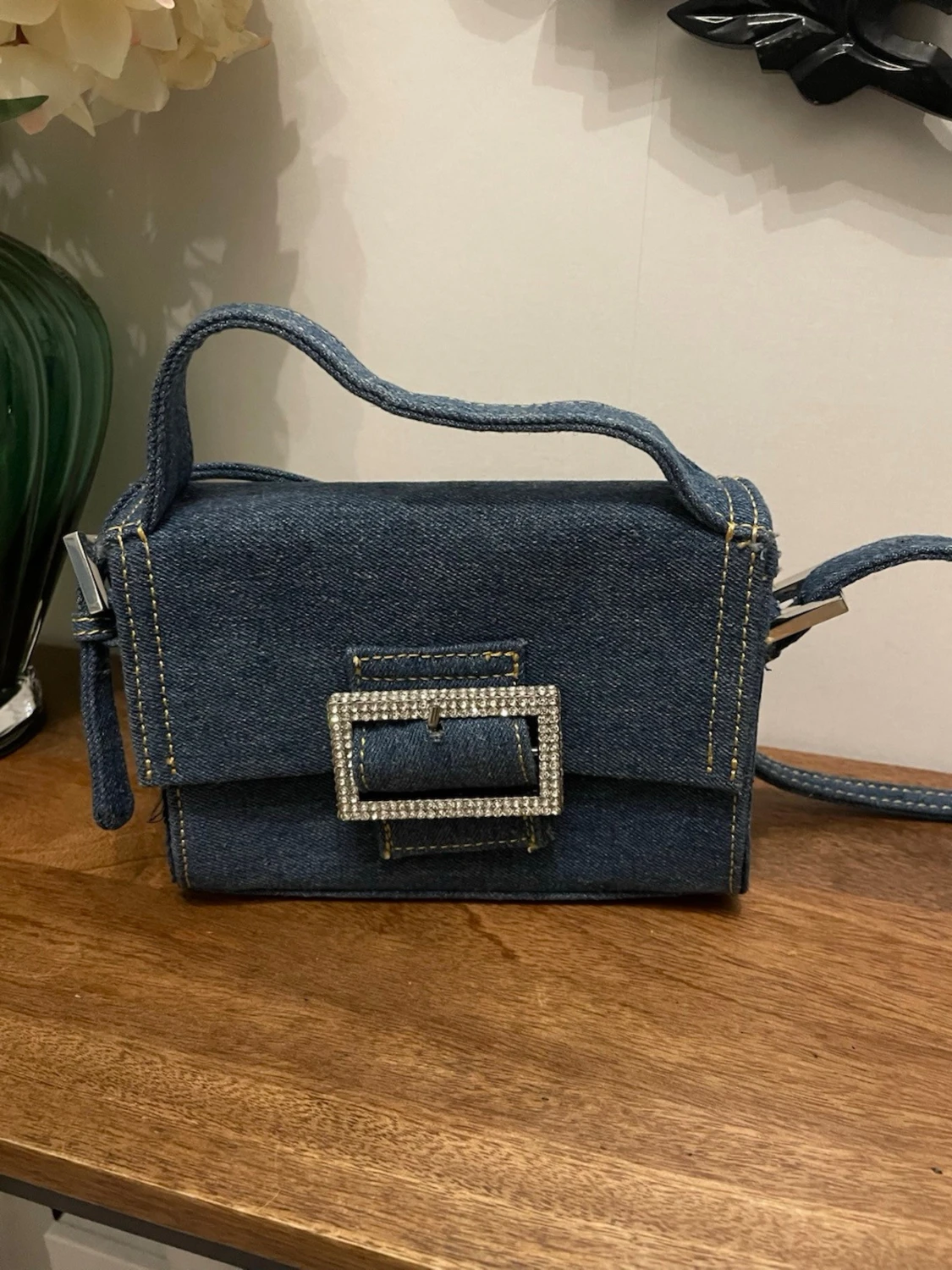 Jeansblå handväska med strassdetalj