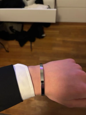 Silverarmband i rostfritt stål - Jag säljer ett silverarmband som är gjort i rostfritt stål. Armbandet är helt nytt. Skriv vid frågor eller funderingar 😊
