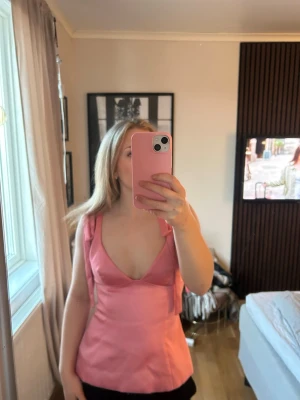 Rosa topp från Zara  - En rosa v ringad topp med rosetter från Zara i storlek xs, i nytt skick