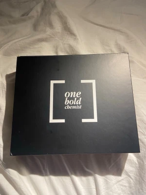One Bold Chemist parfymset - Exklusivt parfymset från One Bold Chemist med tre större flaskor och flera mindre provflaskor. Flaskorna är genomskinliga med vita etiketter och silverfärgade lock. Allt levereras i en stilren svart box med vit logga. Perfekt för dig som vill testa olika dofter. Några av de lite mindre flaskorna är ansvällda typ 3 sprut av annars helt oanvända.