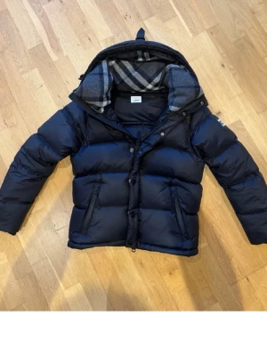 Burberry jacka  - Burberry jacka/vest Finns avtagbara armar Finns tagg till jackan kvar. Storlek s sitter litter större Ny skick.     Pris 1400kr