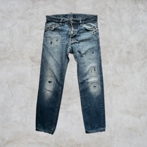 Dsquared jeans - Sjukt snygga Dsquared2 jeans i storlek 46. Skriv om du vill ha mått. Rak passform med feta slitningar. Etikett bak är tyvärr borta.                                                              ~                                                                                       Alla följare får rabatt- så följ!
