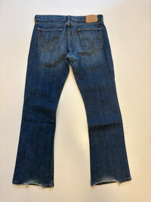 Bootcut Levis jeans - Marinblåa vintage bootcut Levis jeans herr //  Storlek W34 L32 //  Modell: 10529 bootcut //  Mycket bra skick endast en liten slitning vid skrevet som inte syns vid användning //  Skriv vid minsta fråga eller fundering🤝