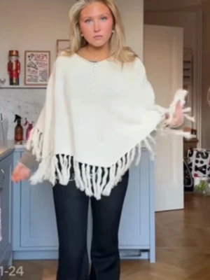 Beige stickad poncho med fransar - Säljer denna stickade ponchon då den inte används! Helt ny utan prislapp! M/L