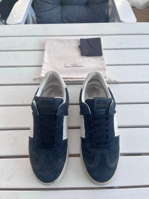 Valentino flycrew - Valentino flycrew | Storlek: 41 passar 42 | Sulan: 27,5 cm | Tillbehör: valentino kuvert samt lapp och dustbag | Deffekt: Liten spricka som är lagad, se bilder 6-7