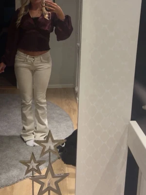 Vita bootcut jeans från ginatricort  - Jeansen är i toppskick och endast använda en gång🤍 köpta för 500kr 