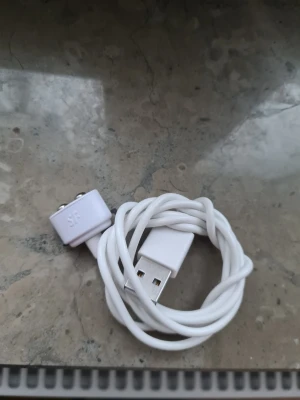 Laddare till satisfyer fri frakt - Säljer en vit magnetisk laddkabel med USB-kontakt, perfekt för laddning av satisfyer. Oanvänd!