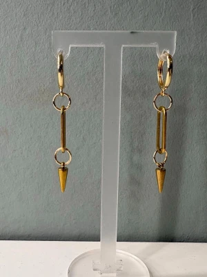 Spike örhängen guld - Snygga örhängen i rostfritt stål. Kontakta gärna vid frågor🌟