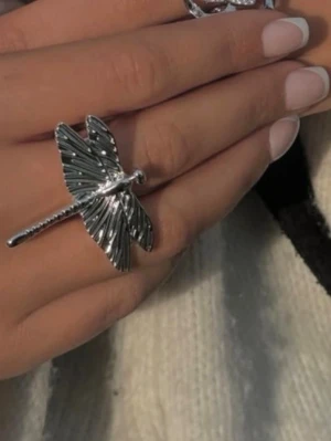 IOAKU ring - Säljer denna ring från IOAKU som är super trendig💕 den har lite defekter som syns på sista bilden men inget som syns när man har på sig den💕 köpt för 600kr💕