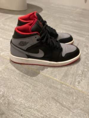 J1 Cement Grey - Hej säljer dessa för dom blivit försmå och bara stått i garderoben ett tag. Köptes för något år sedan och bara använts max 10 gånger pågrund av stil byte och för små för mina fötter. Köptes för runt 2500 kr pris kan diskuteras självklart äkta!