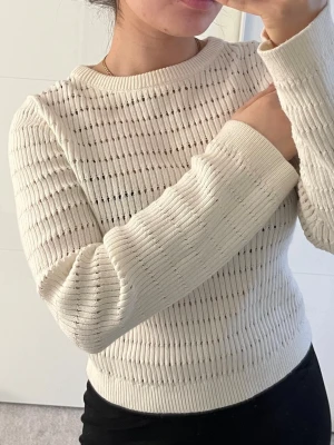 Vit stickad tröja från H&M Divided - Snygg vit stickad tröja från H&M Divided i storlek XS. Tröjan har ett luftigt, ribbstickat mönster och rund halsringning. Perfekt för lager-på-lager och passar till många olika stilar.