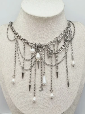 Handgjort halsband - Material-rostfritt stål.  