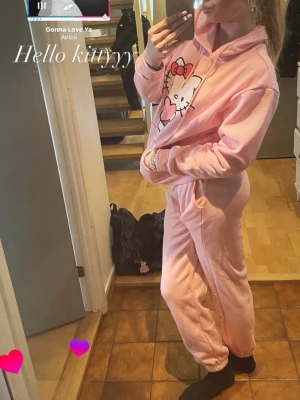 Hello Kitty mjukis sett  -  Säljer ett mjukis sett me hello Kitty pååå🥰 båda är i storlek men de passar både S o L🫰 har använt väldigt sällan