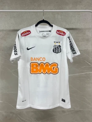 Santos FC Neymar Jr matchtröja - Vit fotbollströja från Nike för Santos FC med Neymar Jr och nummer 11 på ryggen. Tröjan har flera sponsorloggor, klubbmärke på bröstet och korta ärmar. Perfekt för dig som älskar brasiliansk fotboll och vill sticka ut på planen. Finns i flera storlekar!!! Pris kan diskuteras!!!