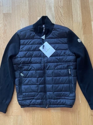 Moncler cardigan - !SISTA KVAR!!!!!Bästa kvaliten på marknaden✅ Storlek S❗️ Självklart helt ny med lappar👍 Endast 1-3 dagars leveranstid📦, QR SCAN FUNKAR SÅKLART