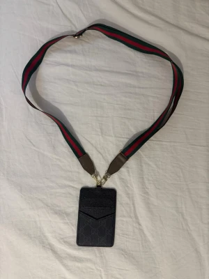 Korthållare Med Band  - Svart korthållare med band aldrig använd 