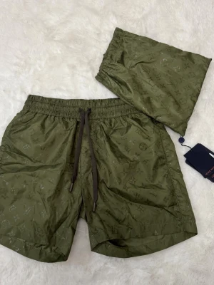 gröna shorts från Louis Vuitton  - Snygga olivgröna shorts från Louis Vuitton 