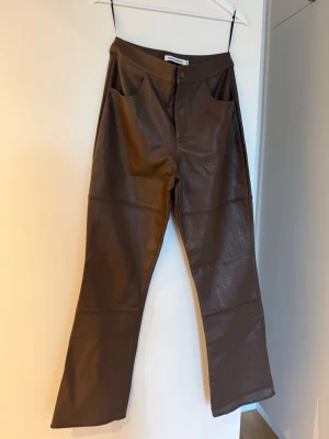 Skinnbyxor Adoore - Snygga Skinnbyxor. Hög midja, inga fickor bak. Använda max 3 gånger. Hyfsat normala i storlek men kan funka bra om du är en 38a också.