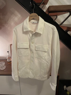 Zara overshirt  - Säljer min Zara overshirt, perfekt till vår dagar och sena sommar kvällar. Hör av er vid frågor eller funderingar 