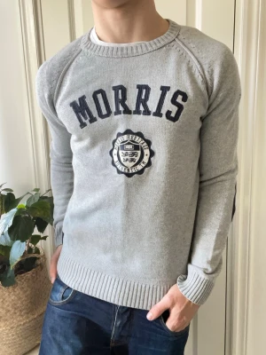 Morris tröja stickad  - Morris stickad tröja, . Inga defekter! Modellen i bilderna är 180 cm 75 kg och bär Storlek M som är lite litet på modellen  , Kom med frågor! 🌟 (Kan gå ned i pris vid köp av paket 😉) 