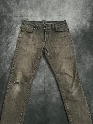 Slim Fit Jeans - Dr denim jeans slim fit! Väldigt fina och bra skick! Slitningen e till för att vara där!