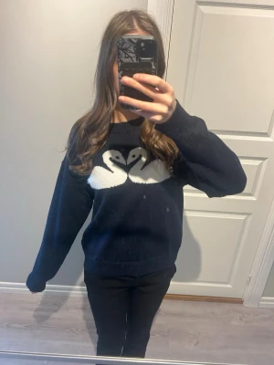 Stickad tröja med ”tryck”  - En super fina stickad gosig tröja för dig som är less på helt vanliga stickade tröjor, nytt skick!