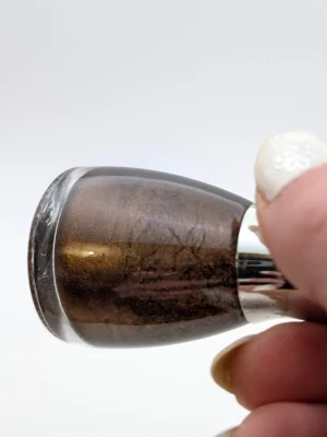 Bronsigt brun gittrigt nagellack från Yes Love 30% kvar - Snyggt nagellack från Yes Love i en metallisk bronsfärg med skimrande finish. Flaskan rymmer 17 ml och har en elegant, rundad form med silverfärgat lock. Perfekt för dig som vill ha en unik och glansig look på naglarna.