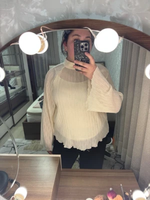 Beige blus från H&M med prislapp - Säljer denna blusen med utsvängda armar och krage från H&M för har aldrig fått någon användning av den. Den är lite genomskinligt så man kan ha ett linne under eller inte. Prislapp finns kvar. (köpt för 300) Om du är intresserad skriv till mig innan🥰