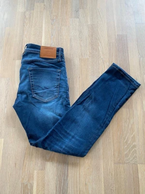 Jack & Jones slim jeans - Underskattade jeans från jack and jones. Riktigt bra skick bara använd några fåtal gånger. Hör av er om ni har några frågor!