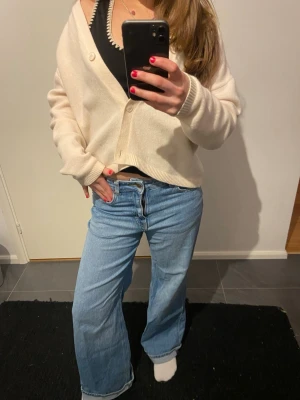 Baggy jeans - Super snygga jeans som är lite baggy!! Innerbenslängd cirka 79cm
