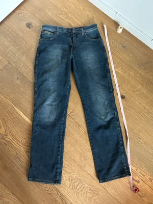 Mörkblå straight leg Wrangler jeans - Schyssta straight leg Wrangler jeans, inga konstigheter😁