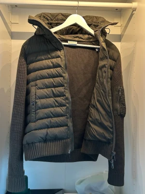 Mörkgrön Moncler cardigan - Riktigt schysst Moncler cardigan, inga konstigheter🤩