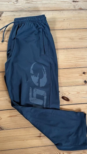 Gråa träningsbyxor från GASP - Säljer ett par gråa mjukisbyxor från GASP i toppskick. Säljes då de inte används. Storlek L regular. Sitter typ som M