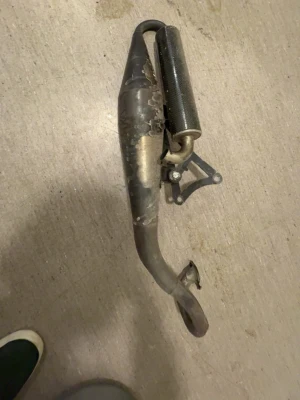 Svart avgassystem till moped - Rör