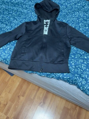 Moncler kofta - Storlek M men sitter mer som xs mycket bra skick.vet ej om den är äkta där av det låga priset