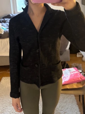 Svart kavaj med enkel knäppning - Kofta