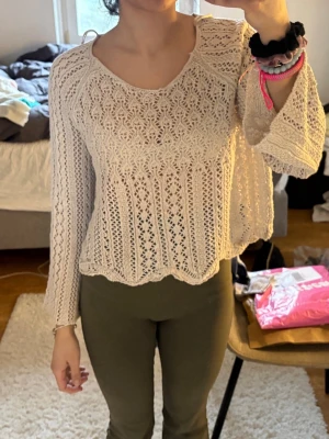 Beige virkad stickad tröja - Stickad 