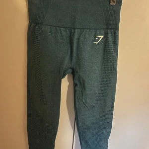 Blåa leggings från Gymshark - Snygga blåa leggings från Gymshark med hög midja och en tight passform. De har ett diskret mönster och är perfekta för träning. Materialet är stretchigt och bekvämt.