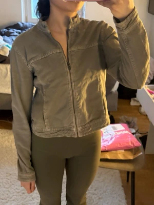 Olivgrön jeansjacka med dragkedja - Jeansjacka men dragkedjan är seg 