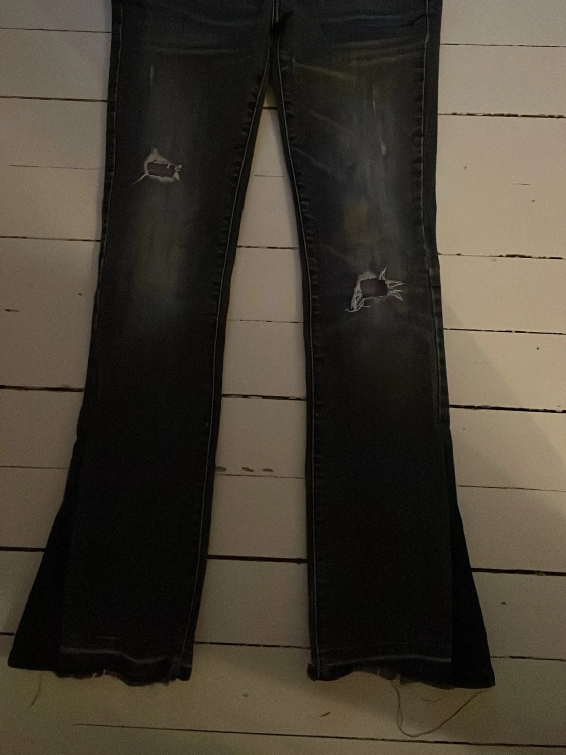 Svarta bootcut jeans med slitningar