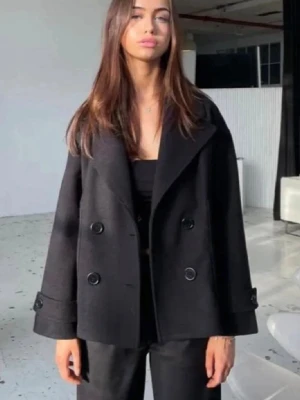 Svart design by kappa - Säljer en svart kappa från design by si, köpte för typ 700kr